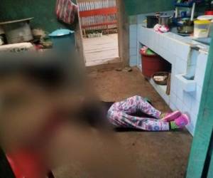 Dentro de una vivienda en Lempira, occidente de Honduras, mataron este martes a tres mujeres. El cuerpo de una de ellos quedó en la cocina de la casa. Foto: Cortesía.