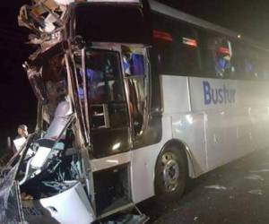 El autobús quedó parcialmente destruido. Hasta el momento no se han identificado a las personas. Foto: Cortesía