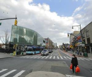 Una calle del barrio de Queens en la ciudad de Nueva York, una de las zonas más vulnerables. Foto: AP.