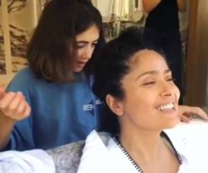 Captura del vídeo donde Valentina corta el cabello de su madre.