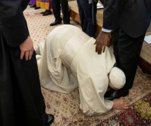 El papa Francisco se arrodilla para besarle los zapatos el vicepresidente de Sudán del Sur Riek Machar Teny Dhurgon, en el Vaticano el jueves, 11 de abril del 2019. (Vatican Media vía AP)