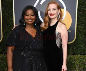 Octavia Spencer posa junto a Jessica Chastain en la alfombra de los Globos de Oro 2018. Foto: Agencia AP.