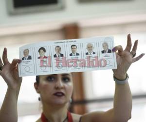 Un miembro del comité electoral muestra una papeleta con el voto a favor de Recep Tayyip Erdogan, presidente turco. Foto AFP