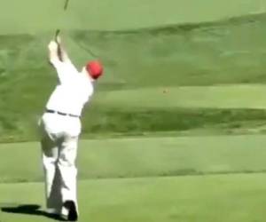 Fotografía de Donald Trump jugando golf en Virgina, Estados Unidos.