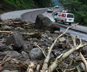El paso en la carretera que conduce de Tegucigalpa al sur del país fue bloqueada luego de un deslizamiento de tierra provocado por las lluvias. Foto: AFP