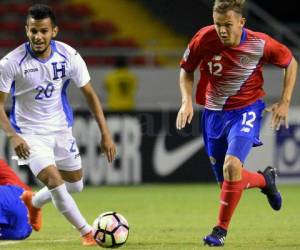 Juan Argüedas de Costa Rica y el hondureño Jorge Álvarez en acción. Foto: AFP / EL HERALDO.