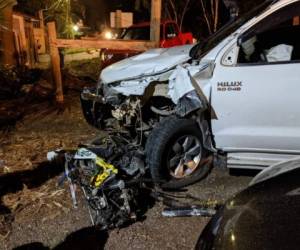 La motocicleta quedó totalmente destruida tras el fuerte impacto contra el vehículo doble cabina. El conductor de la misma cayó varios metros adelante de donde ocurrió la tragedia. Foto: Cortesía