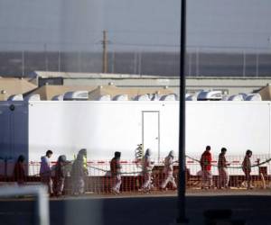 Cientos de hondureños permanecen aguardando por su proceso de asilo, la mayoría en centros de detención y algunos en libertad. pero con grilletes. (Foto: AP)