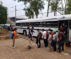 Momento en que llegaron al CAT los 130 hondureños. Foto: Copeco.