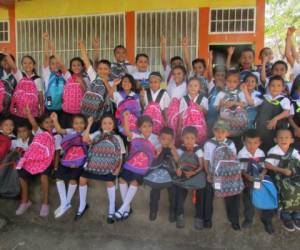 Los niños del Centro Comunitario de Educación Prebásica República de Honduras y la Escuela Rural Mixta Lempira, felices con sus mochilas. Foto: Marlin Herrera