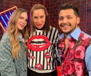 Belinda, Mónica Castañeda y Nodal al finalizar la entrevista.