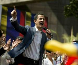 Juan Guaidó se proclamó presidente interino de Venezuela este miércoles. Foto AP