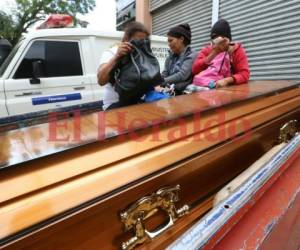 Los parientes de Narcisa Sierra retiraron ayer el cuerpo de la morgue del Ministerio Público. Foto: Estalin Irías