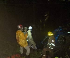 El Cuerpo de Bomberos de Honduras bajó hasta el lugar del accidente para realizar el rescate del cuerpo.