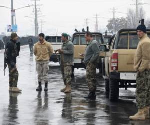Personal de seguridad afgano llega cerca del sitio de un ataque cerca de la base de la Academia Militar Mariscal Fahim en Kabul. Foto: AFP