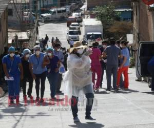 Las fuerzas del orden llegaron hasta la colonia Lincoln de Comayagüela para aislar a todos sus habitantes porque la zona ha sido considerada la zona cero de la infección por coronavirus (Covid-19). Foto: Alex Pérez / EL HERALDO.