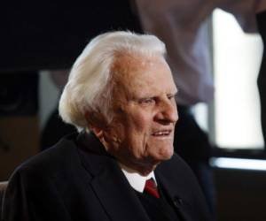 En esta foto de archivo del 20 de diciembre de 2010, el evangelista Billy Graham, 92, habla durante una entrevista en la sede de la Asociación Evangélica Billy Graham en Charlotte, N. C. Graham. Foto AP