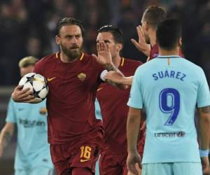 Ante un Barça muy gris y que apenas creó peligro, los romanos voltearon la eliminatoria con los goles del bosnio Edin Dzeko (6), Daniele de Rossi de penal (58) y del griego Kostas Manolas (82). (AFP)