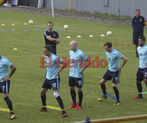 Los jugadores australianos empezaron a llegar el sábado por grupos y sin vestimenta que los identificara para pasar inadvertidos. El lunes el equipo estaba completo y entrenó en el estadio Morazán bajo las órdenes del griego Ange Postecoglou. (Foto: Amílcar Izaguirre / Grupo Opsa)