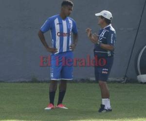 El Choco Lozano ha sido recibido con buenas vibras a su llegada el lunes por la noche. Aquí conversando con Jorge Luis Pinto. (Foto: Delmer Martínez / Grupo Opsa)