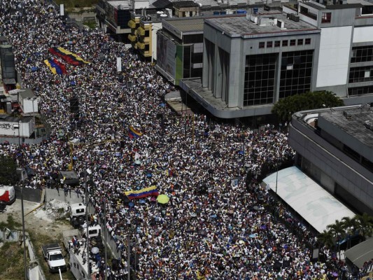 Decenas de miles de manifestantes se lanzaron a las calles de Caracas para respaldar los autoproclamados llamamientos del presidente Guaido para que se realicen elecciones anticipadas a medida que aumenta la presión internacional sobre el presidente Nicolás Maduro para que renuncie.