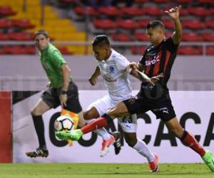 Bryan Moya conduce el balón ante la marca del rival tico (Foto: Agencia AFP)