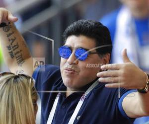 La leyenda del fútbol argentino Diego Armando Maradona saluda a los visitantes durante el partido número 16 entre Francia y Argentina, en la Copa Mundial de fútbol 2018 en el Kazan Arena en Kazán, Rusia, el sábado 30 de junio de 2018. (AP Photo / Sergei Grits).