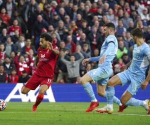 Mohamed Salah del Liverpool anota el segundo gol de su equipo, durante el partido de fútbol de la Premier League inglesa entre Liverpool y Manchester City en Anfield, Liverpool, Inglaterra.
