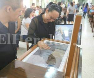 Familiares de don José Vidal Zúniga Espinoza, aficionado de Motagua, lloran su trágica partida. (Foto: David Romero / EL HERALDO)