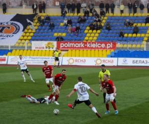 En esta foto del viernes 27 de marzo de 2020, los jugadores de los clubes Torpedo-BelAZ Zhodino y Belshina de la liga de fÃºtbol de Bielorrusia disputan un partido en Zhodino, Bielorrusia. (AP Foto/Sergei Grits)