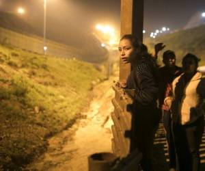 El migrante hondureño Josué Mejía, de 17 años, y su hermana Lucero, de 25, miran mientras buscan una manera de ayudar a Lucero y su hijo a cruzar sin ser detectados por agentes fonterizos. (Foto: AFP)