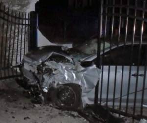 La parte frontal del carro quedó parcialmente destruida, así como la reja del portón de la casa de Swift. Foto AP