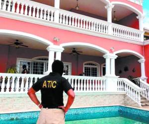 La ATIC aseguró la vivienda del extinto Óscar García en una zona exclusiva de la capital.