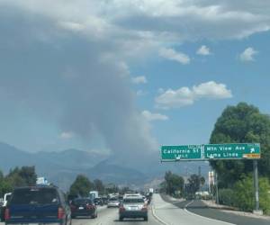 Esta fotografía muestra una columna de humo de un incendio forestal desde la interestatal 10 en Loma Linda, California, el sábado 5 de septiembre de 2020.