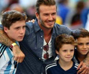 David Beckham junto a sus tres hijos en un evento deportivo (Foto: Redes / Noticias de Entretenimiento EL HERALDO Honduras)