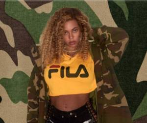 Beyoncé realizó una sesión fotográfica improvisada, luciendo un cropt top y un sexy shorts en los que muestra su contorneada figura.