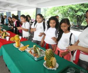 Estudiantes del séptimo grado de la clase de educación artística durante la exposición de talla de frutas tropicales. Foto: Efraín Salgado/ EL HERALDO.
