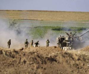 Una unidad de artillería israelí dispara hacia objetivos en la Franja de Gaza, en la frontera entre el territorio palestino e Israel, este sábado. Foto: AP.