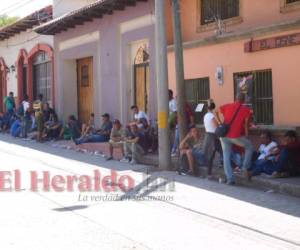 Los migrantes aguardan en las afueras de la oficina regional de Migración por su salvoconducto.
