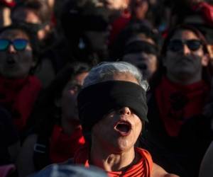 Algunas en sillas de ruedas, otras en compañía de hijas o nietas, eran dirigidas por mujeres con megáfonos en mano. Foto: AP.