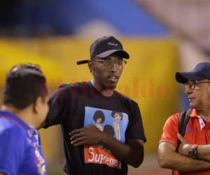 Algunos aficionados le pidieron fotos principalmente a Elis quien no dudó en pararse para los retratos cuando ingresó al estadio.