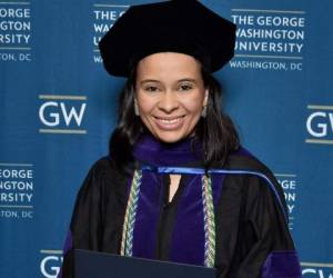 Irela Alemán de Catacamas, Olancho, es madre de dos niños y logró graduarse de la Facultad de Leyes de George Washington en Estados Unidos. Foto. Cortesía.