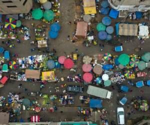 Vista aérea del mercado La Parada, en el que se distinguen carpas y sombrillas de los puestos, en el distrito La Victoria, en medio de la pandemia del nuevo coronavirus en Perú, el martes 23 de junio de 2020. (AP Foto/Rodrigo Abd)