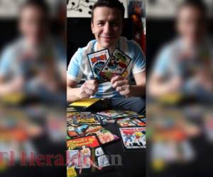 César tiene una colección de las portadas de las historietas de DC Comics. Foto: Eduardo Elvir / EL HERALDO.