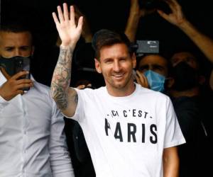 Argentinian football player Lionel Messi waves to supporters from a window after he landed on August 10, 2021 at Le Bourget airport, north of Paris, as Paris Saint-Germain look to complete the 34-year-old signing following his departure from Barcelona, the club he has represented for the entirety of his 17-year professional career so far. - Asked by reporters at Barcelona's El Prat airport if the Argentine star would later on sign with the French club, Jorge Messi, the father and player's agent, said: 'Yes'. (Photo by Sameer Al-DOUMY / AFP)