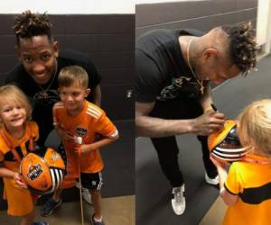 La pequeña llegó al camerino del Dynamo donde se encontró con Quioto quien le firmó el balón que llevaba la pequeña. Foto Twitter Romell Quioto