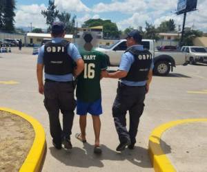 Momento en que las autoridades trasladaban a uno de los sospechosos detenidos este martes en la capital de Honduras.