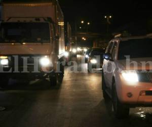 A las 10:45 PM del jueves las largas filas de vehículos continuaban en la carretera.