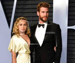 En esta foto del 4 de marzo del 2018, Miley Cyrus y Liam Hemsworth llegan a la fiesta del Oscar de Vanity Fair en Beverly Hills, California.