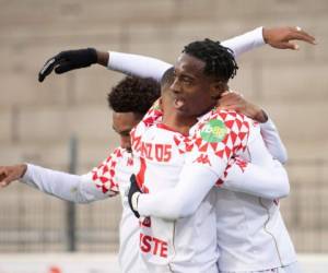 Jean-Philippe Mateta (derecha) tras marcar un gol para Mainz en el partido contra Friburgo en la Bundesliga. (Sebastian Gollnow//dpa vía AP)